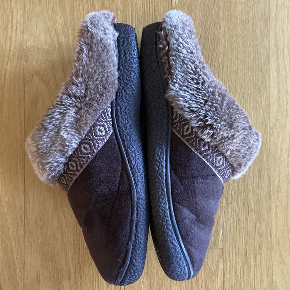 Isotoner Smartzone Gel Zone Technology Slippers - Picture 6 of 9